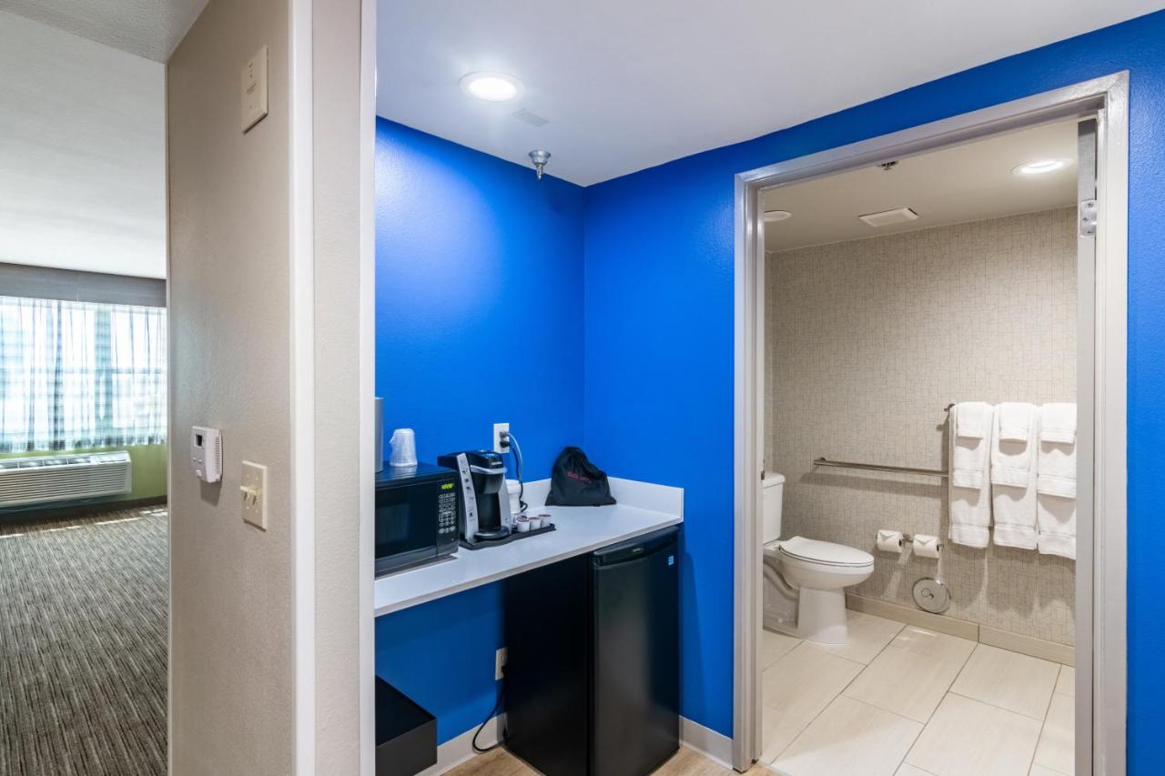 Twin Room - Mobility Access with Bath Tub at Holiday Inn Express & Suites Camarillo by IHG