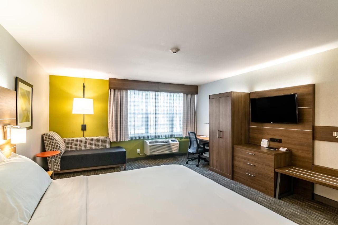 Deluxe King Room - Mobility Access Roll in Shower/Non-Smoking at Holiday Inn Express & Suites Camarillo by IHG