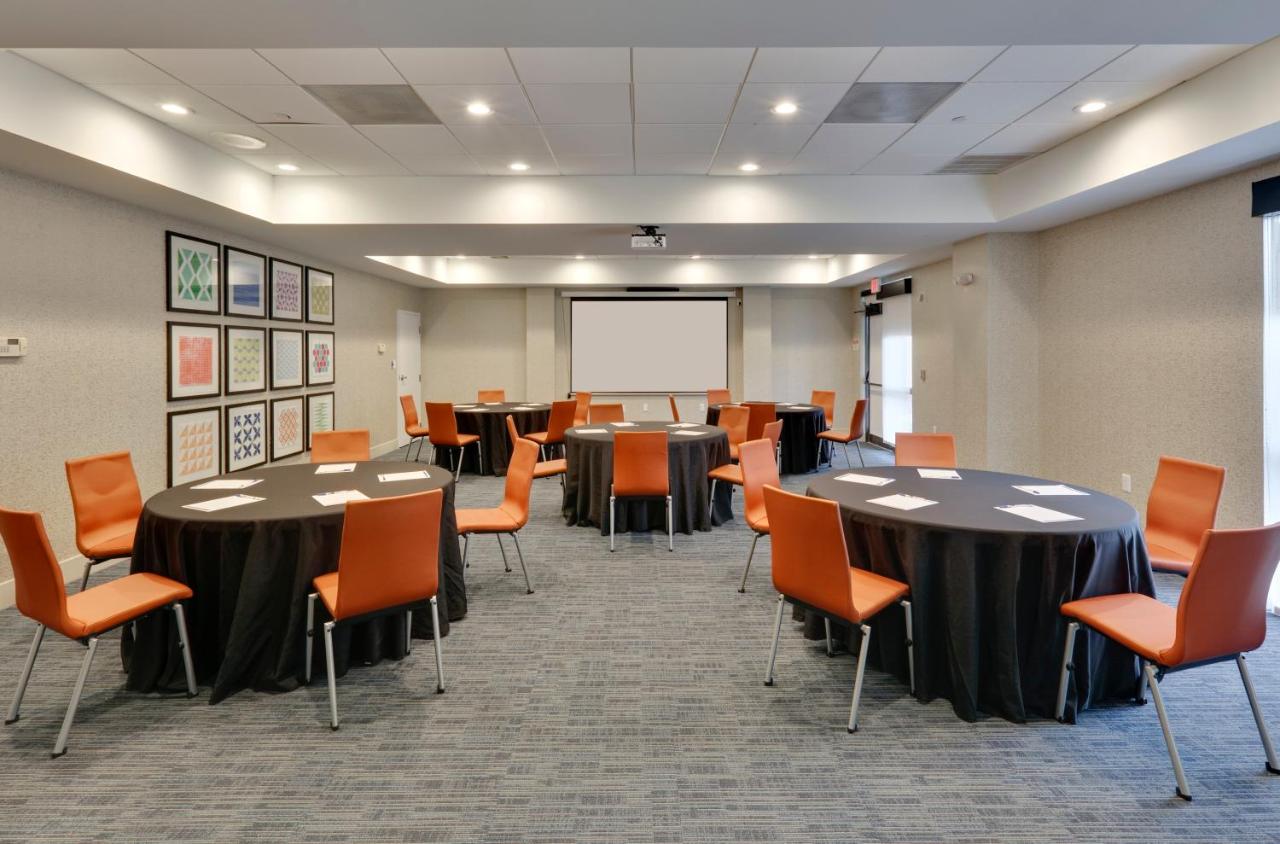 | Holiday Inn Express Hotel & Suites - Irving Convention Center - Las Colinas, an IHG Hotel
