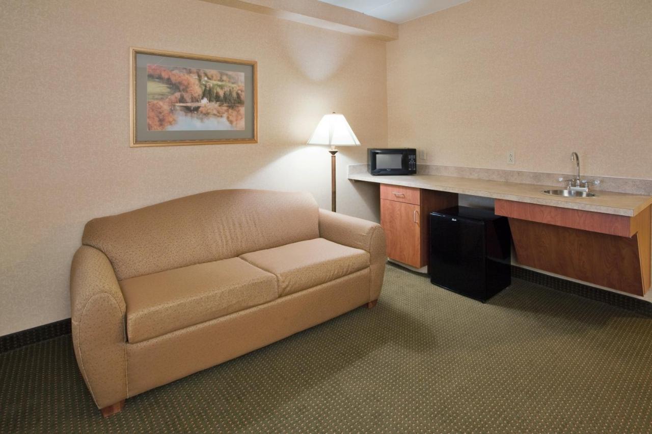  | Holiday Inn Express Hotel & Suites Drums