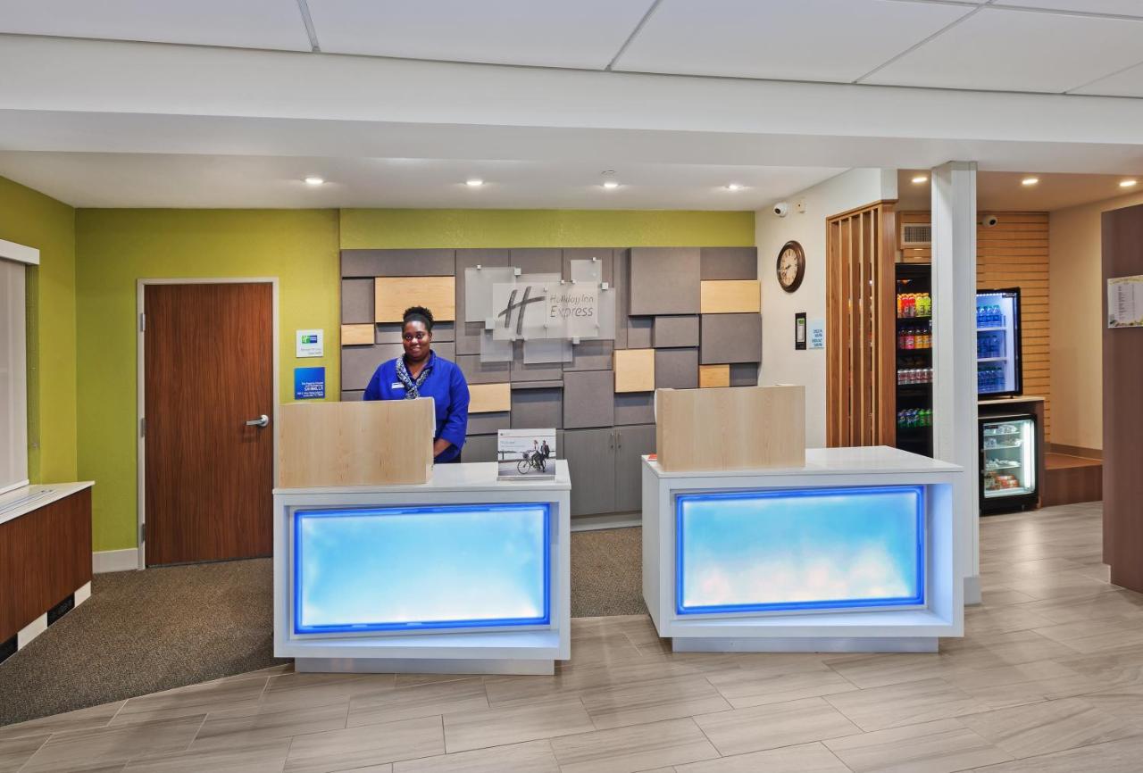  | Holiday Inn Express Hotel & Suites Dallas Lewisville