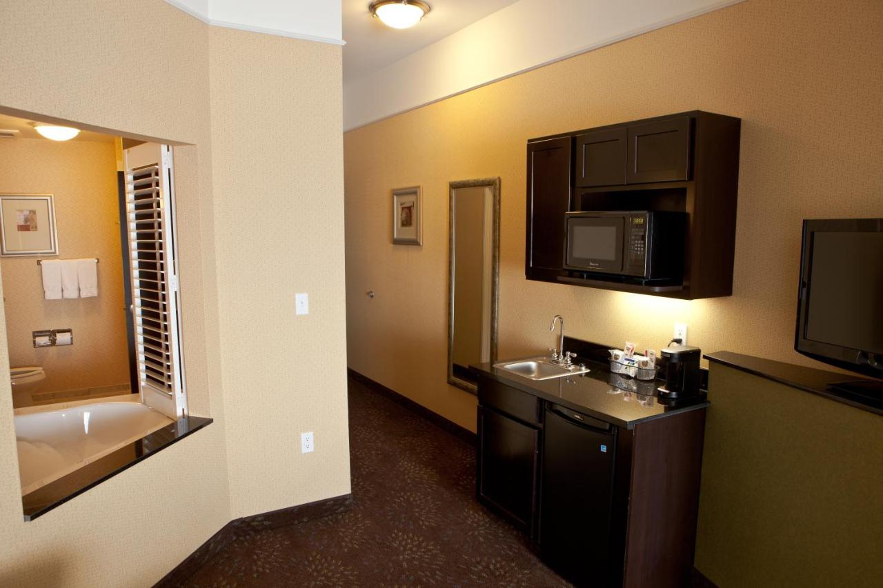 Executive Suite with Spa Bath at Holiday Inn Express Hotel & Suites Lansing-Dimondale by IHG