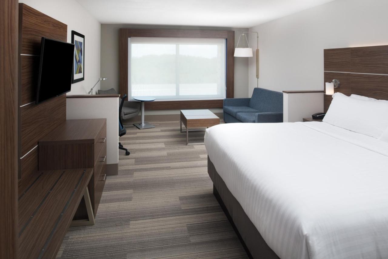 King Suite at Holiday Inn Express & Suites Kingdom City by IHG
