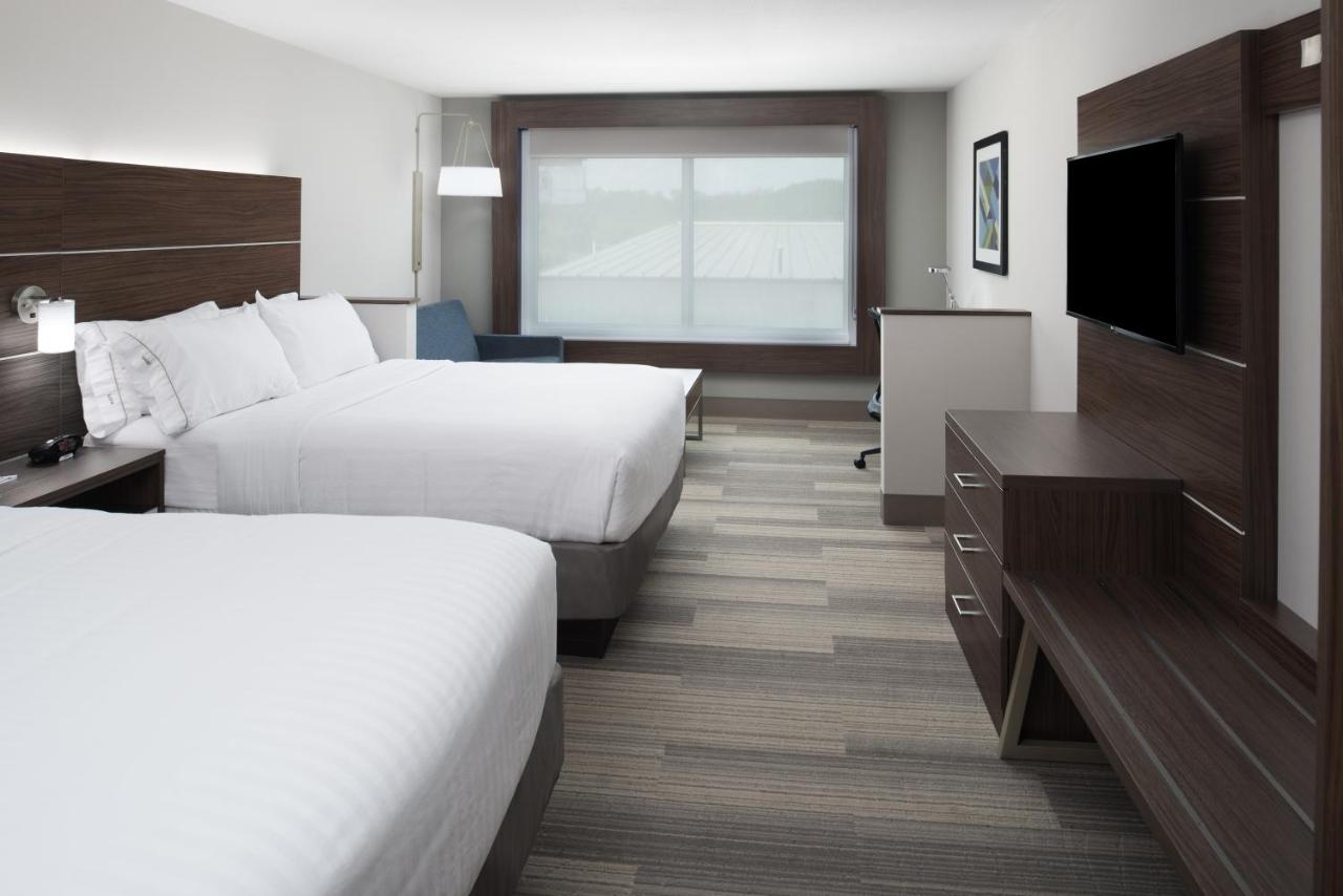 King Suite at Holiday Inn Express & Suites Kingdom City by IHG