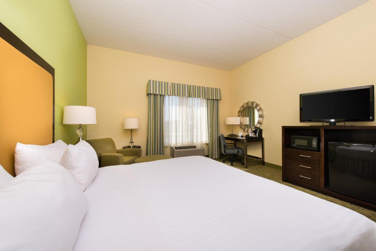 King Room - Hearing Accessible - Non-Smoking at Holiday Inn Express Hotel and Suites Scranton by IHG