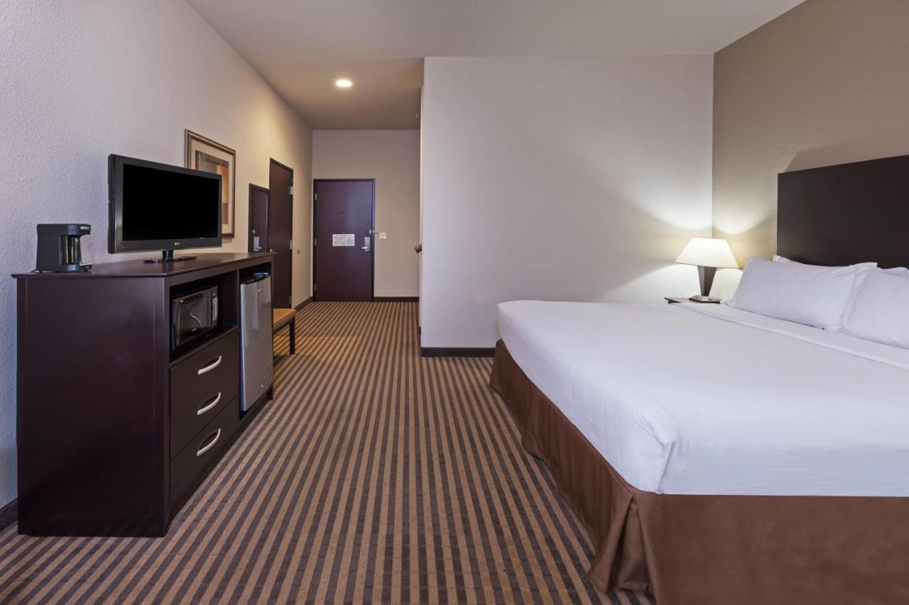  | Holiday Inn Express Hotel & Suites Brady