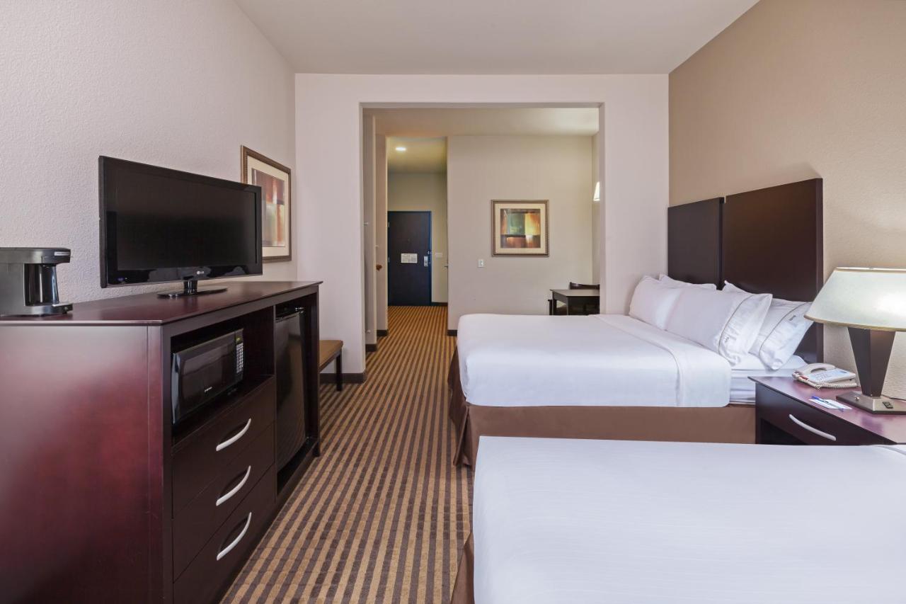  | Holiday Inn Express Hotel & Suites Brady