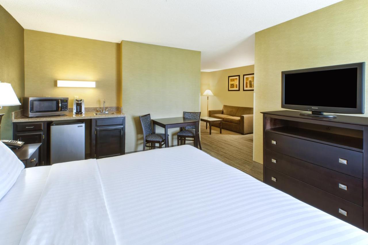 King Suite with Whirlpool - Non-Smoking at Country Inn & Suites by Radisson, Benton Harbor-St. Joseph, MI