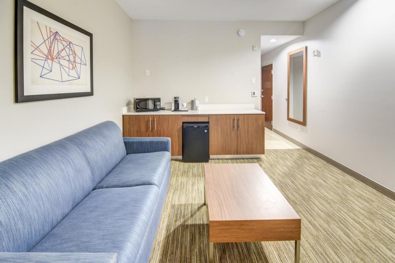Queen Suite with Two Queen Beds at Holiday Inn Express & Suites Foley by IHG