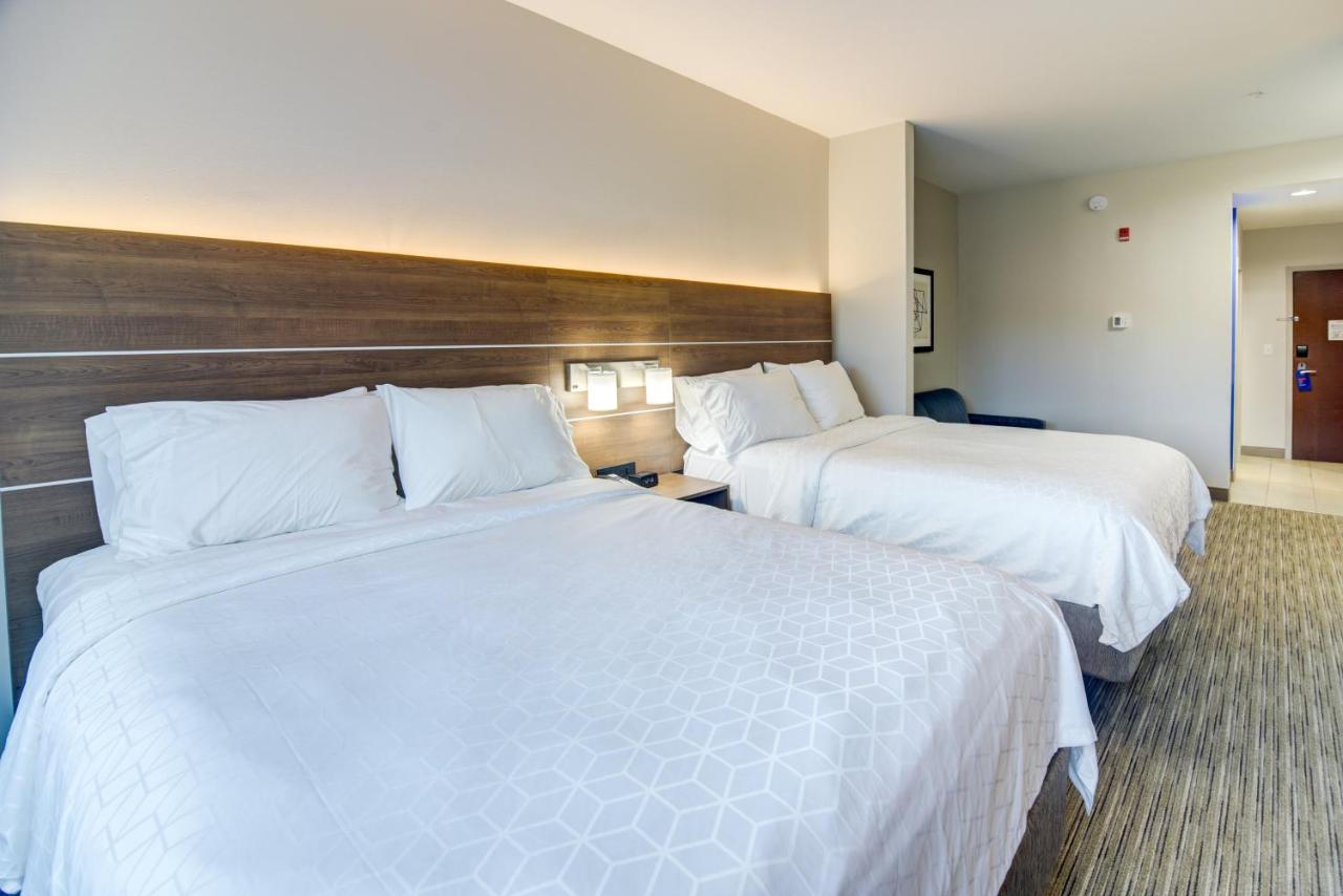 Queen Suite with Two Queen Beds at Holiday Inn Express & Suites Foley by IHG