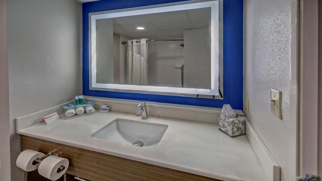 Deluxe Suite - Hearing Accessible - Non-Smoking at Holiday Inn Express & Suites Crossville by IHG