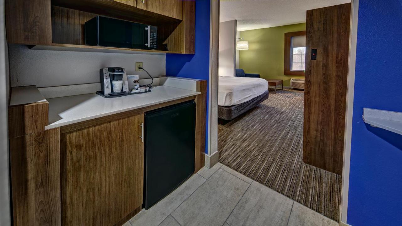 Executive Suite with Shower - Non-Smoking at Holiday Inn Express & Suites Crossville by IHG