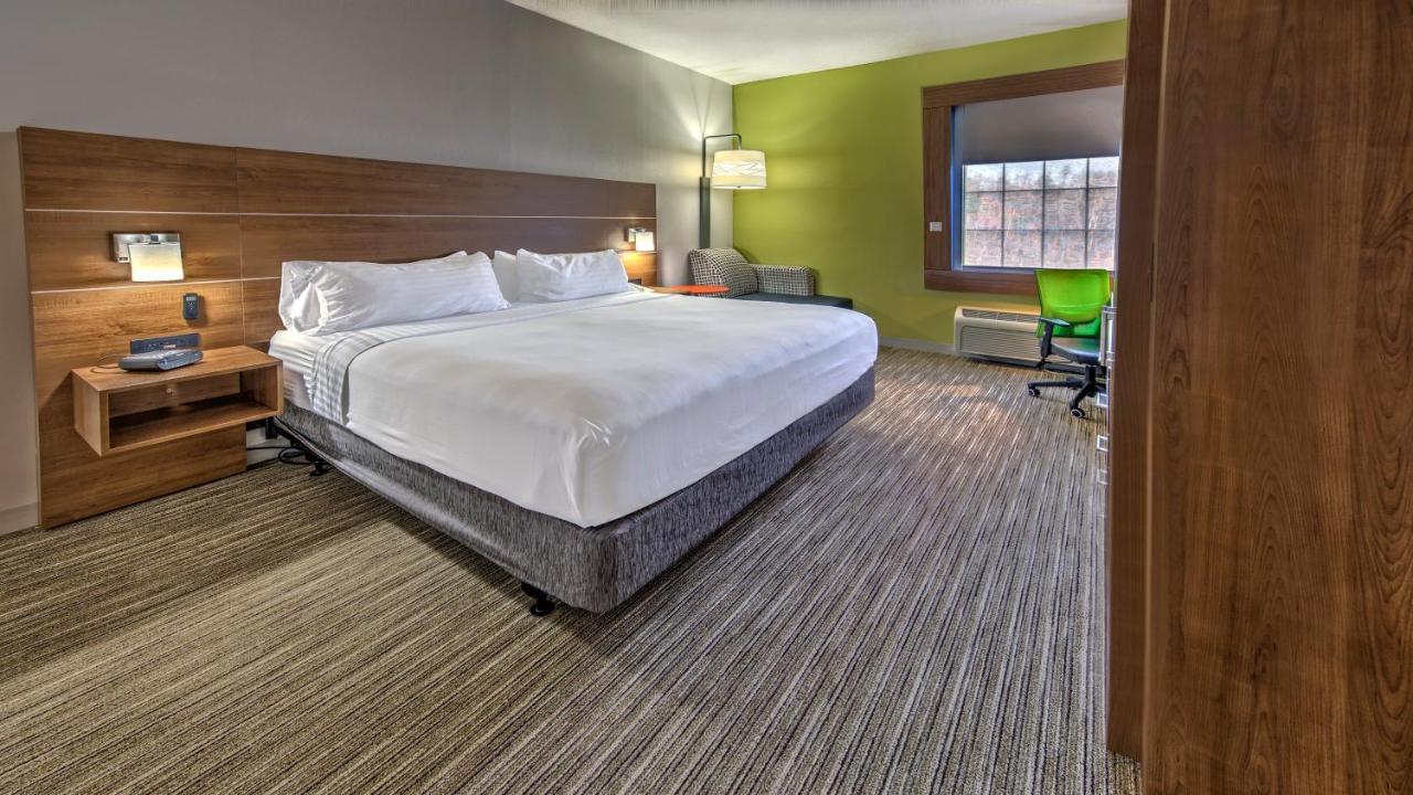 King Room - Mobility Access/Roll in Shower - Non-Smoking at Holiday Inn Express & Suites Crossville by IHG