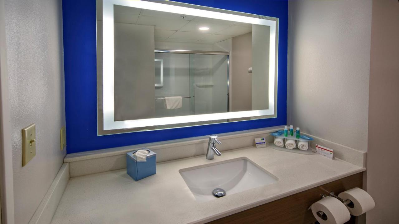 Executive Suite with Shower - Non-Smoking at Holiday Inn Express & Suites Crossville by IHG