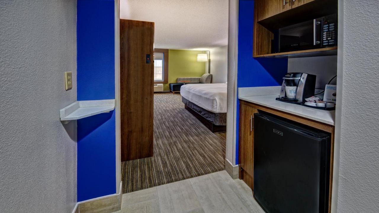 King Room - Hearing Accessible - Non-Smoking at Holiday Inn Express & Suites Crossville by IHG