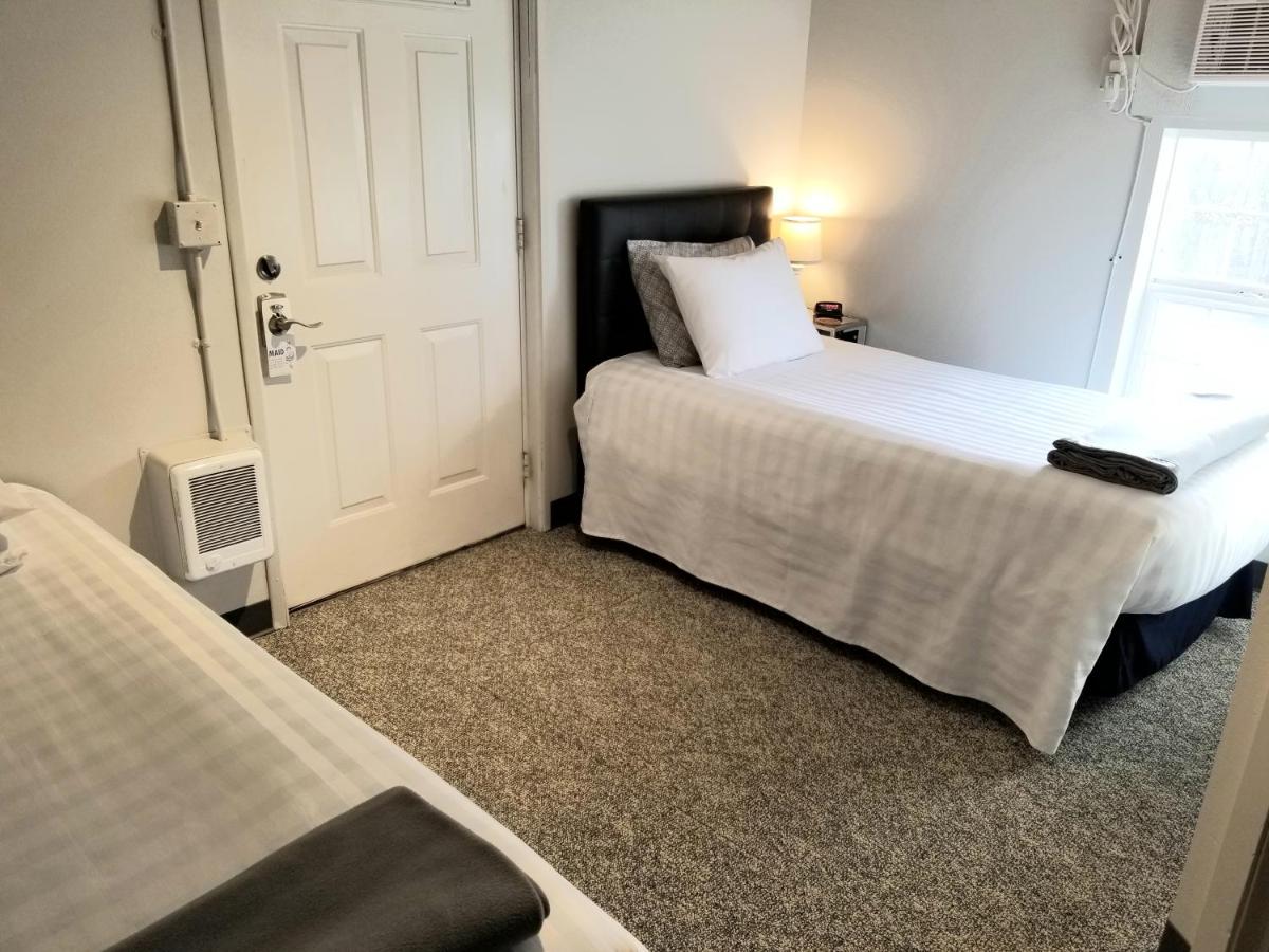 | Deep Water Inn