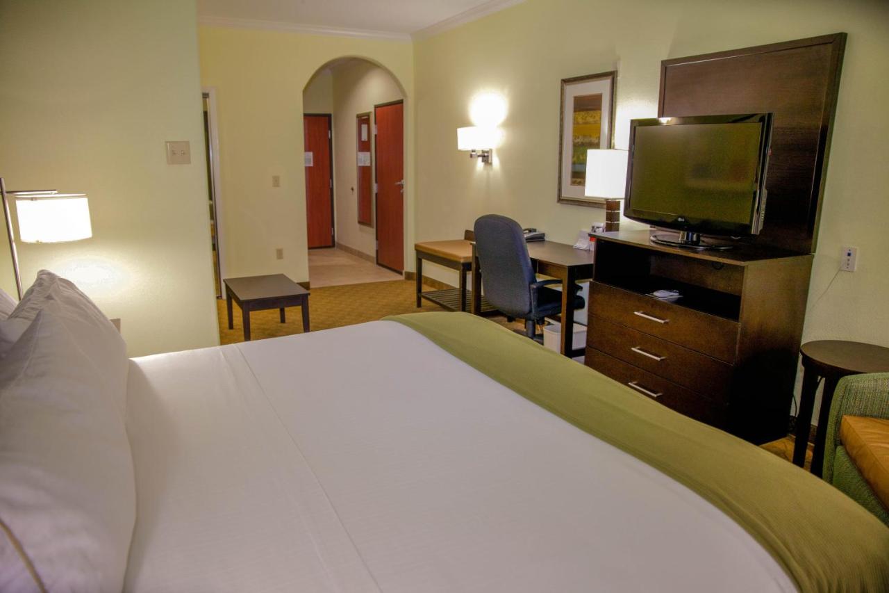  | Holiday Inn Express & Suites Houston North Intercontinental, an IHG Hotel