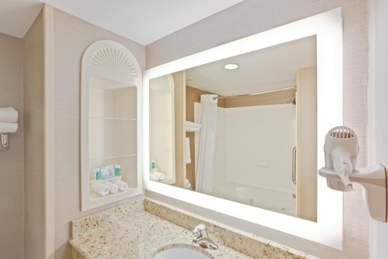 | Holiday Inn Express Hotel & Suites Bethlehem, an IHG Hotel