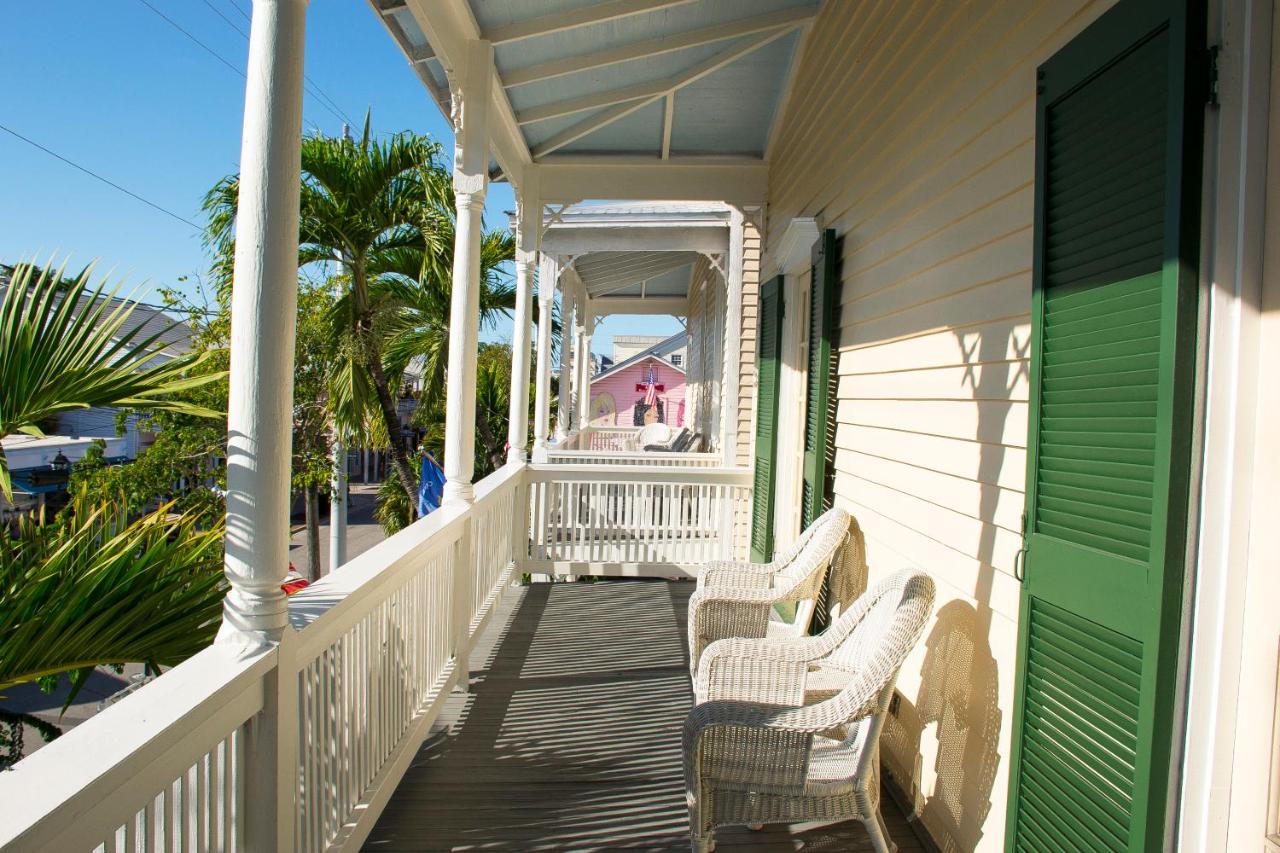 Studio Apartment with Balcony at Duval House