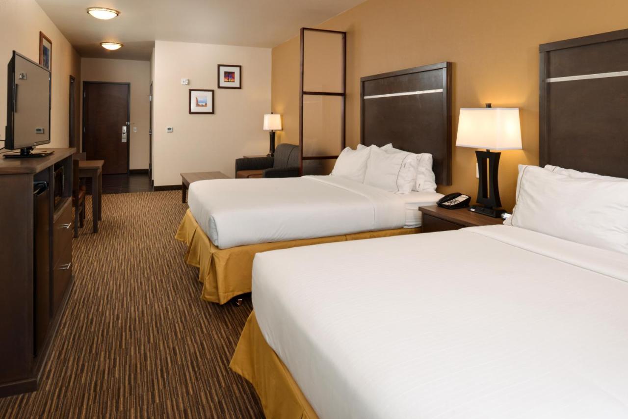 Queen Suite - Disability Access at Holiday Inn Express & Suites Globe by IHG