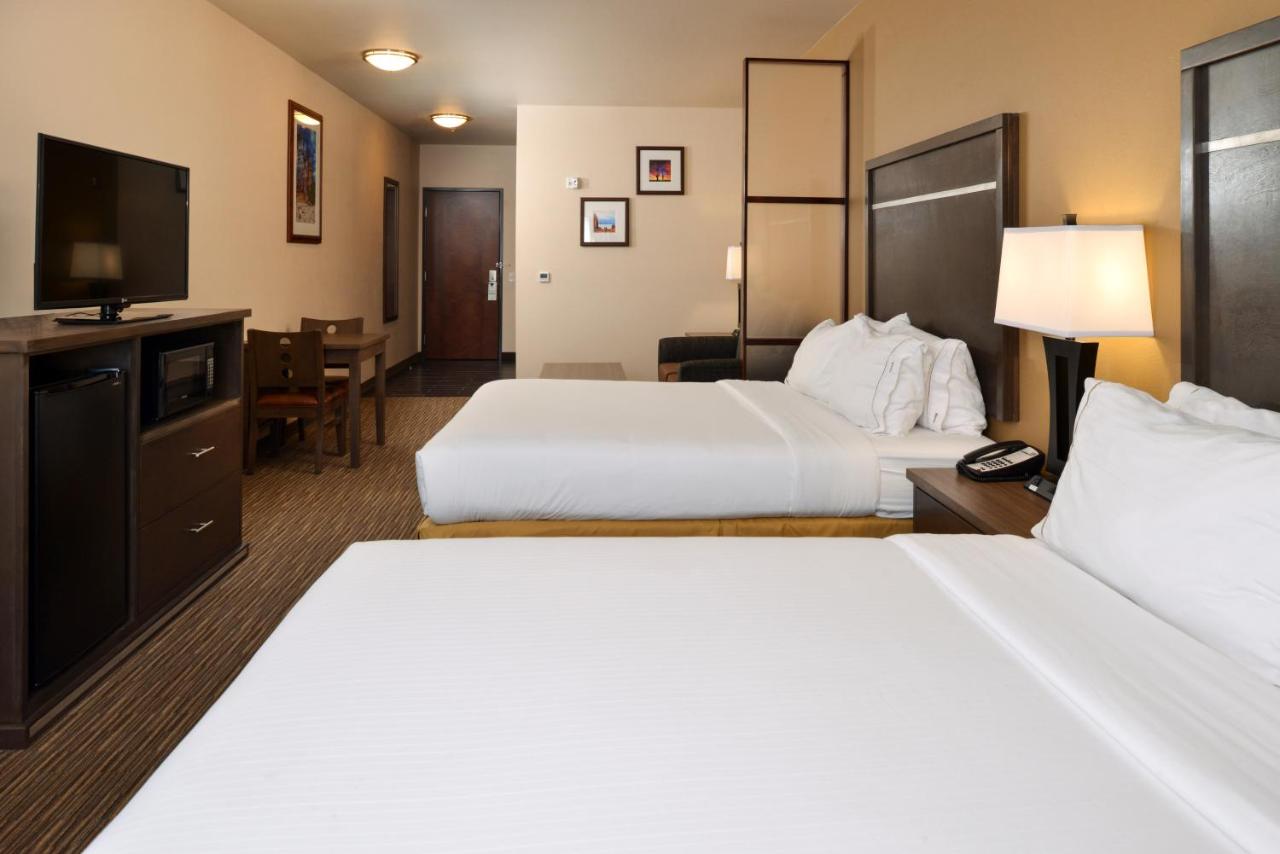 Queen Suite - Disability Access at Holiday Inn Express & Suites Globe by IHG