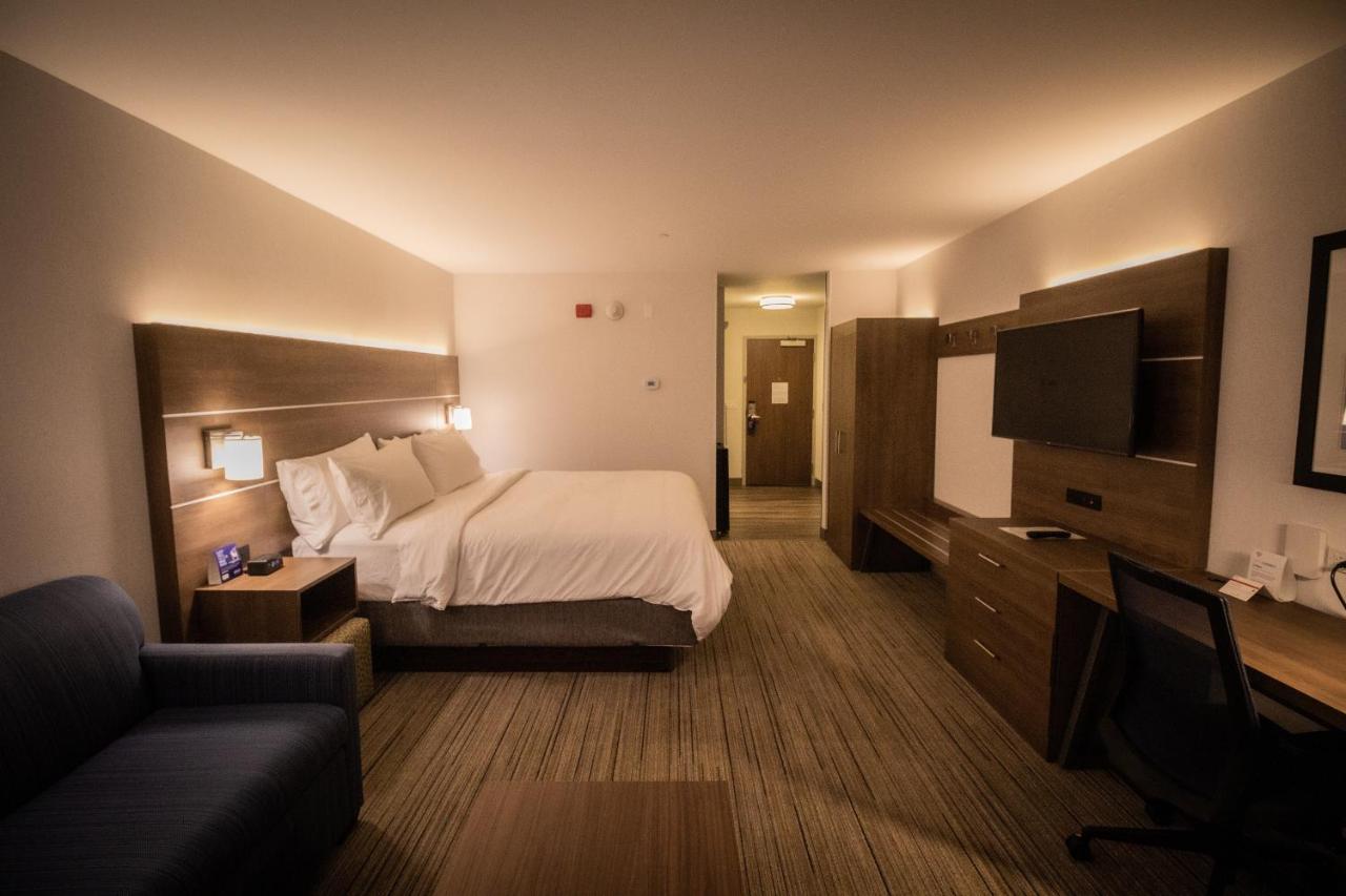 | Holiday Inn Express & Suites - Boston South - Randolph, an IHG Hotel