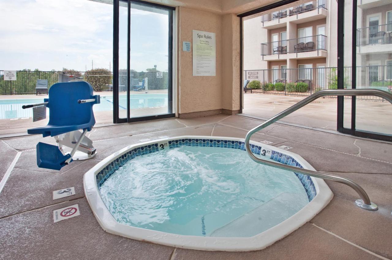 | Holiday Inn Express Hotel & Suites Branson 76 Central, an IHG Hotel