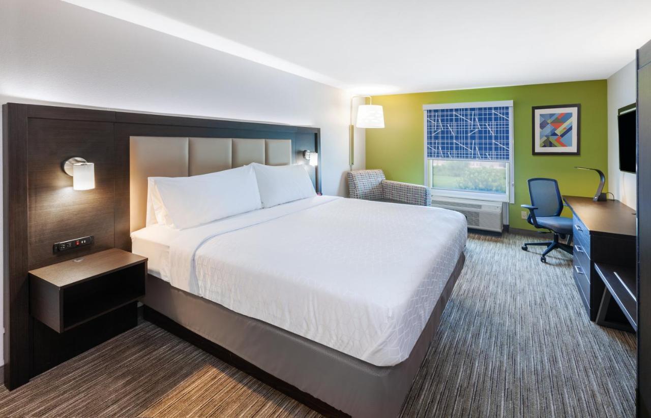 King Room at Holiday Inn Express & Suites Baton Rouge East by IHG
