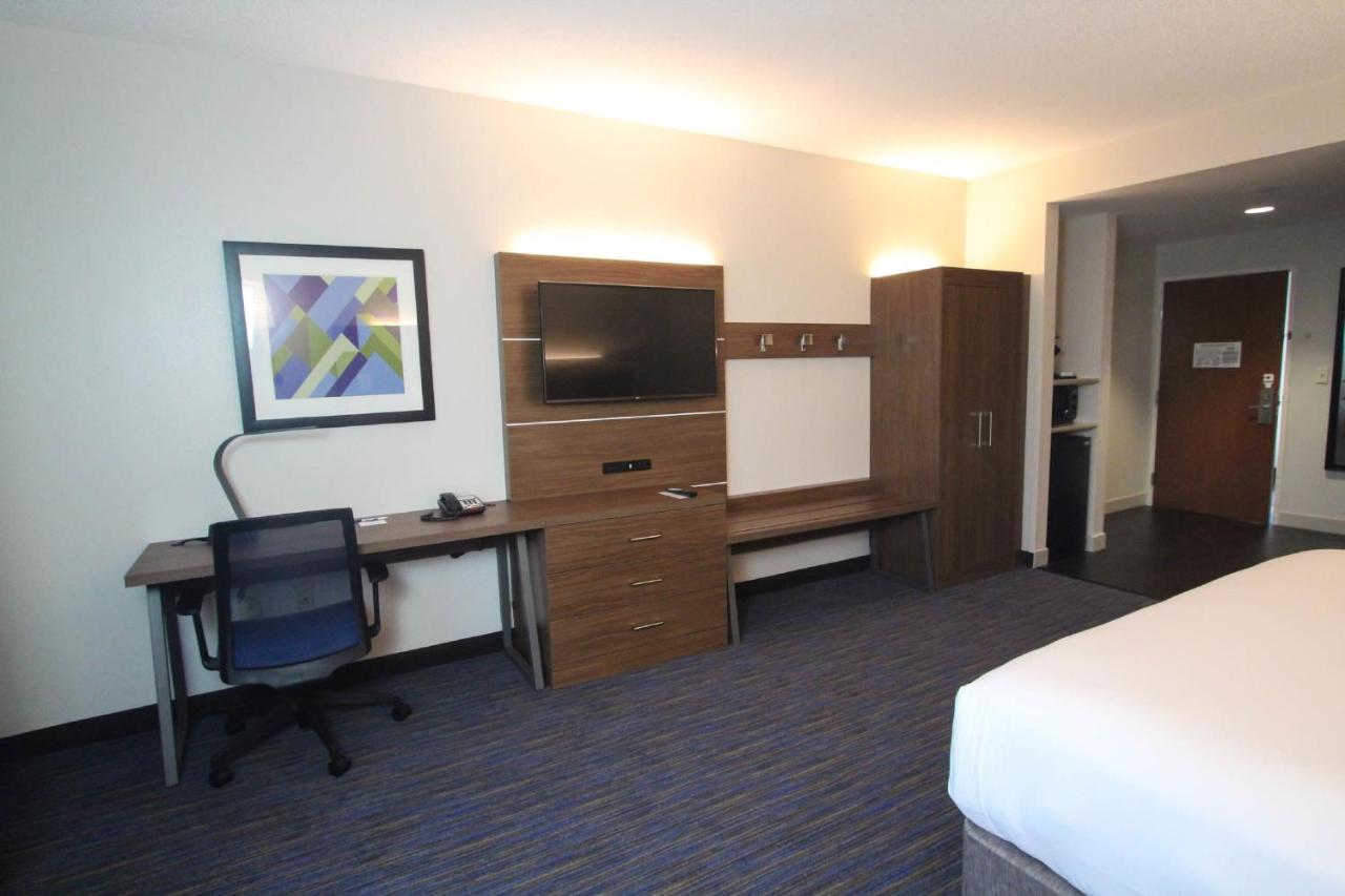  | Holiday Inn Express Hotel & Suites Charleston-North