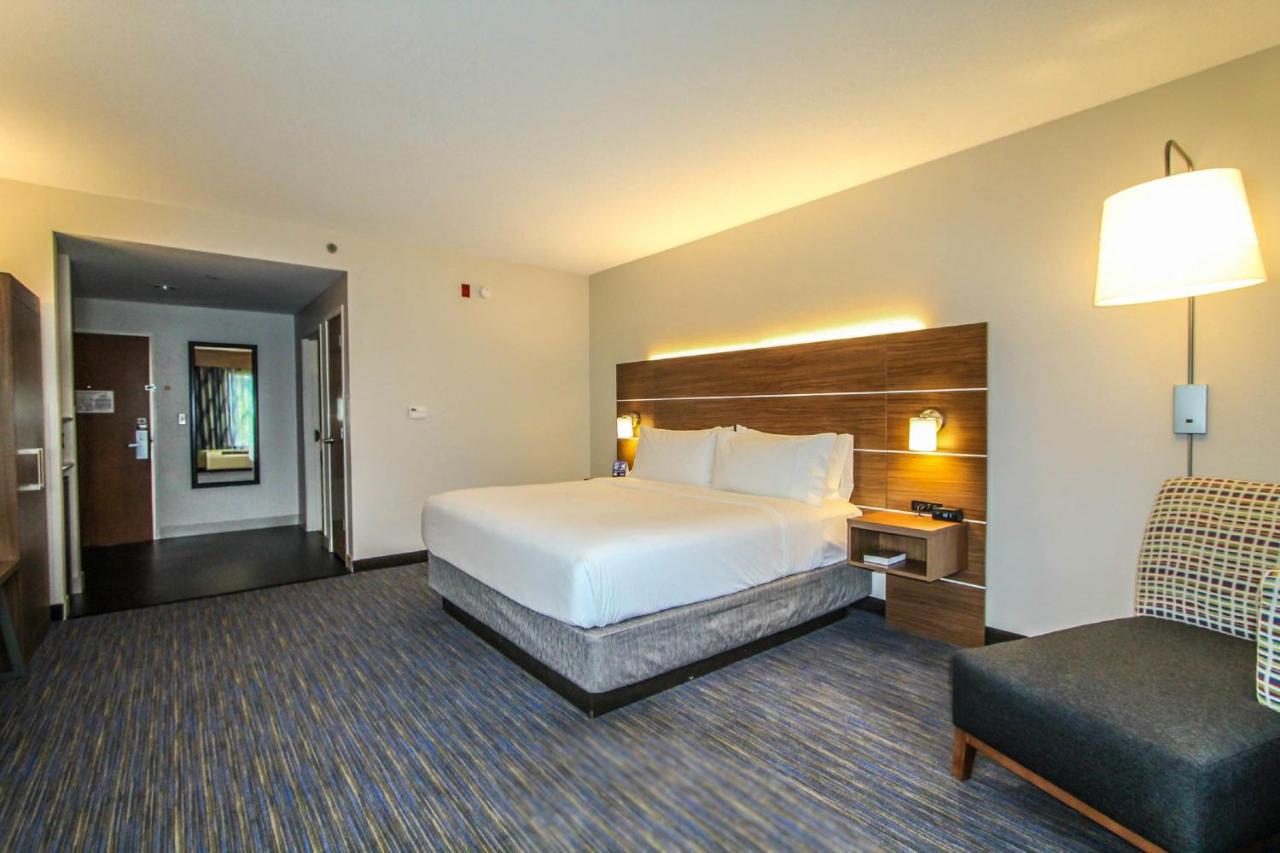 King Room with Bath Tub - Hearing and Disability Accessible at Holiday Inn Express Hotel & Suites Charleston-North by IHG