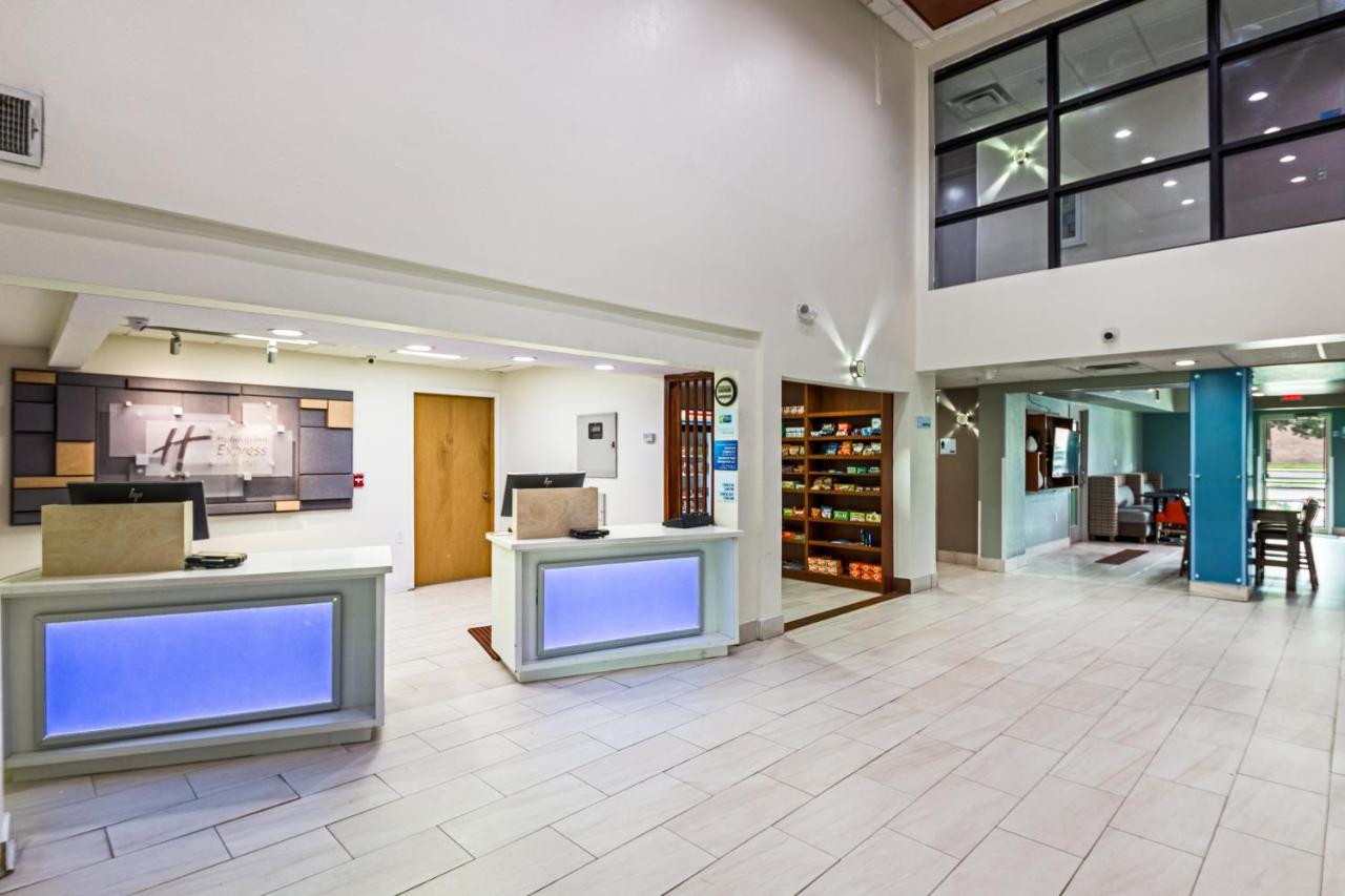 | Holiday Inn Express Hotel & Suites Columbus, an IHG Hotel