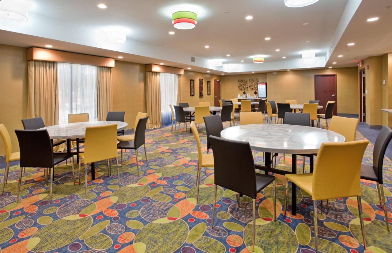 | Holiday Inn Express & Suites St Louis Airport, an IHG Hotel