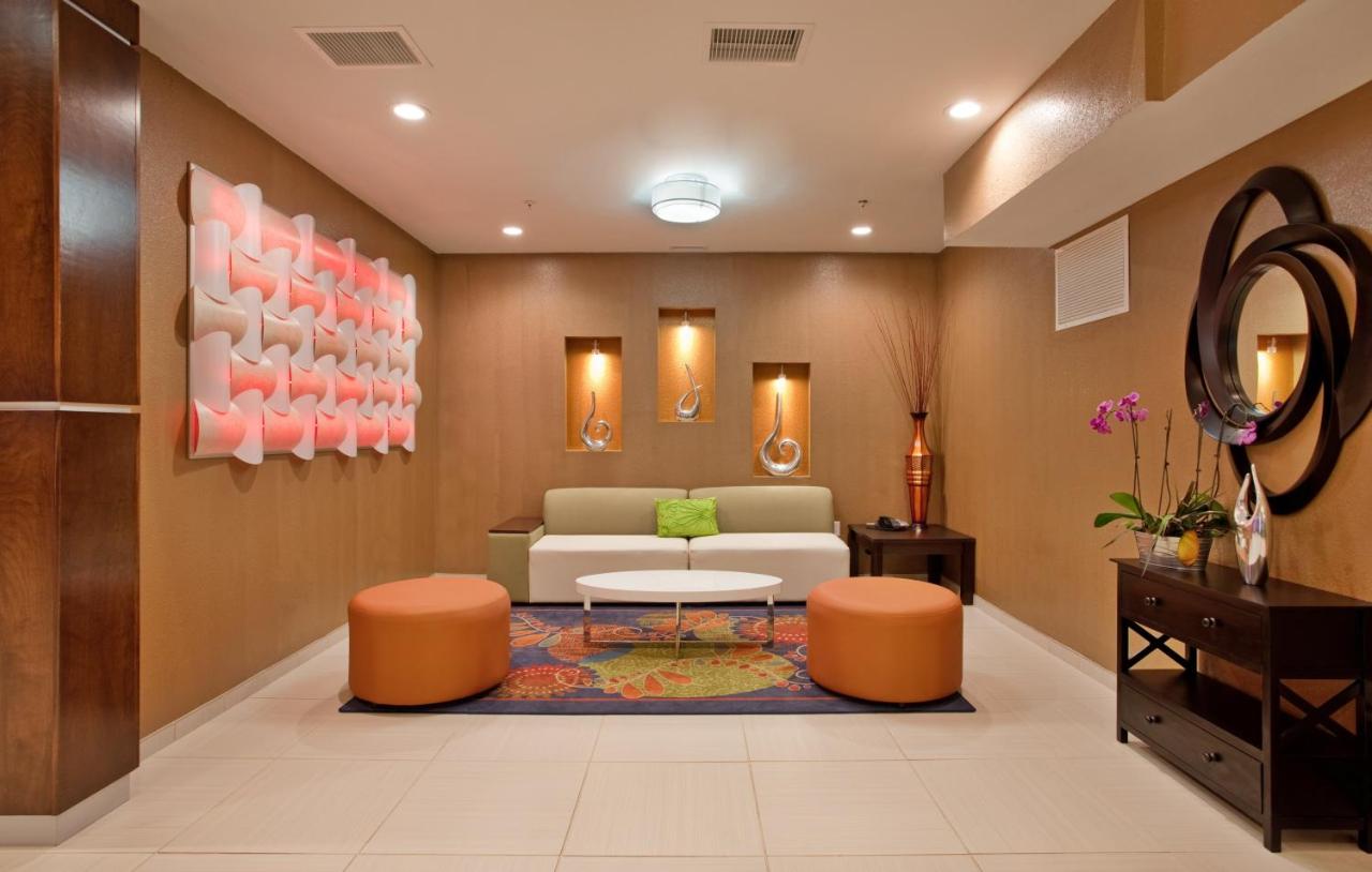 | Holiday Inn Express & Suites St Louis Airport, an IHG Hotel