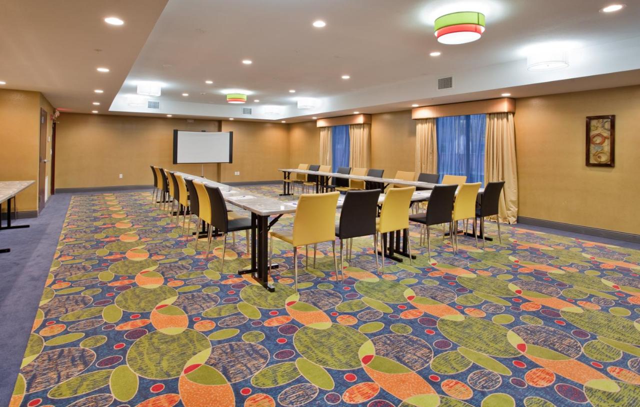 | Holiday Inn Express & Suites St Louis Airport, an IHG Hotel