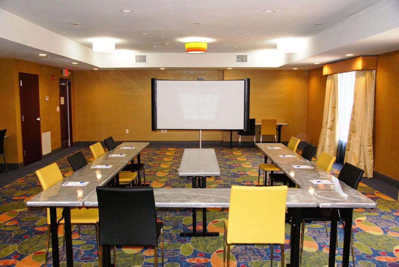 | Holiday Inn Express & Suites St Louis Airport, an IHG Hotel