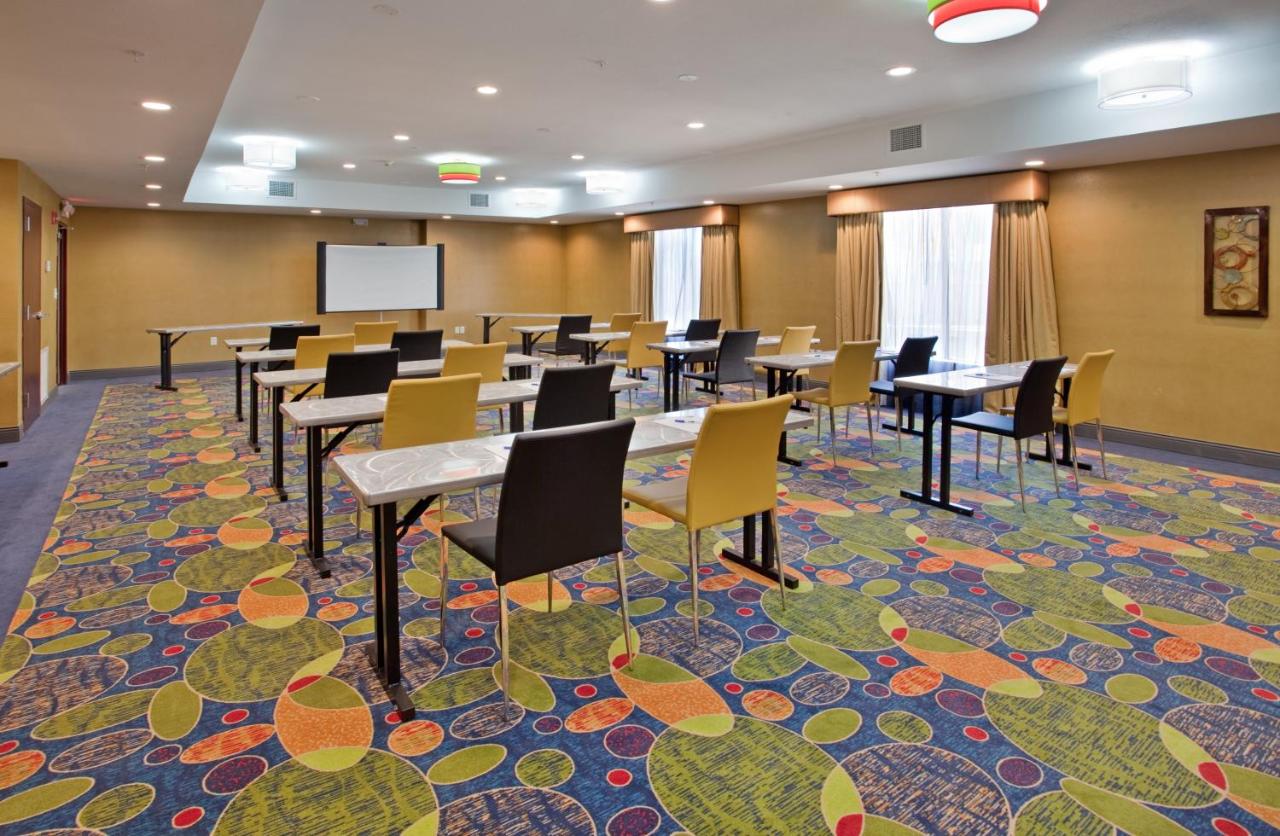 | Holiday Inn Express & Suites St Louis Airport, an IHG Hotel