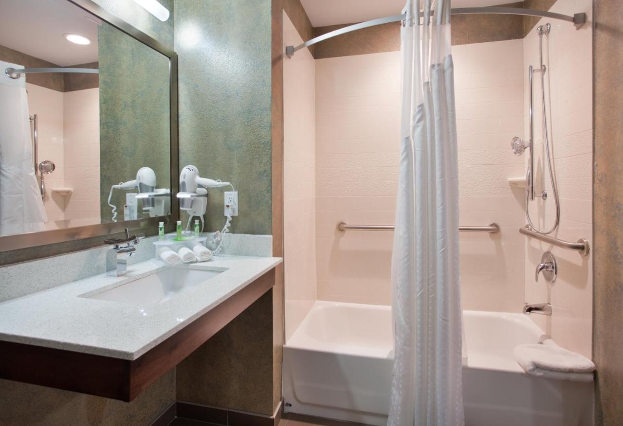 | Holiday Inn Express & Suites St Louis Airport, an IHG Hotel