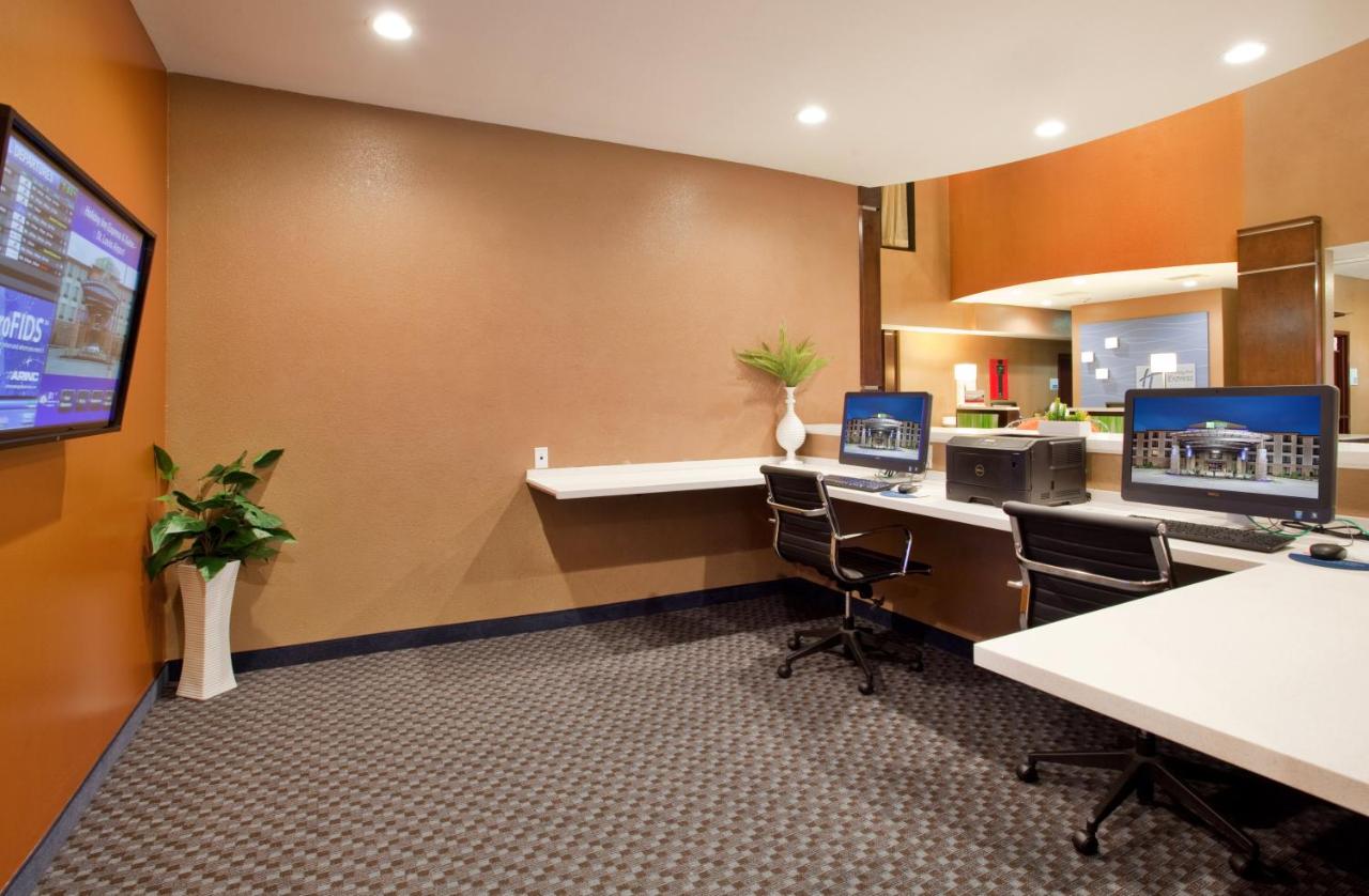  | Holiday Inn Express & Suites St Louis Airport, an IHG Hotel