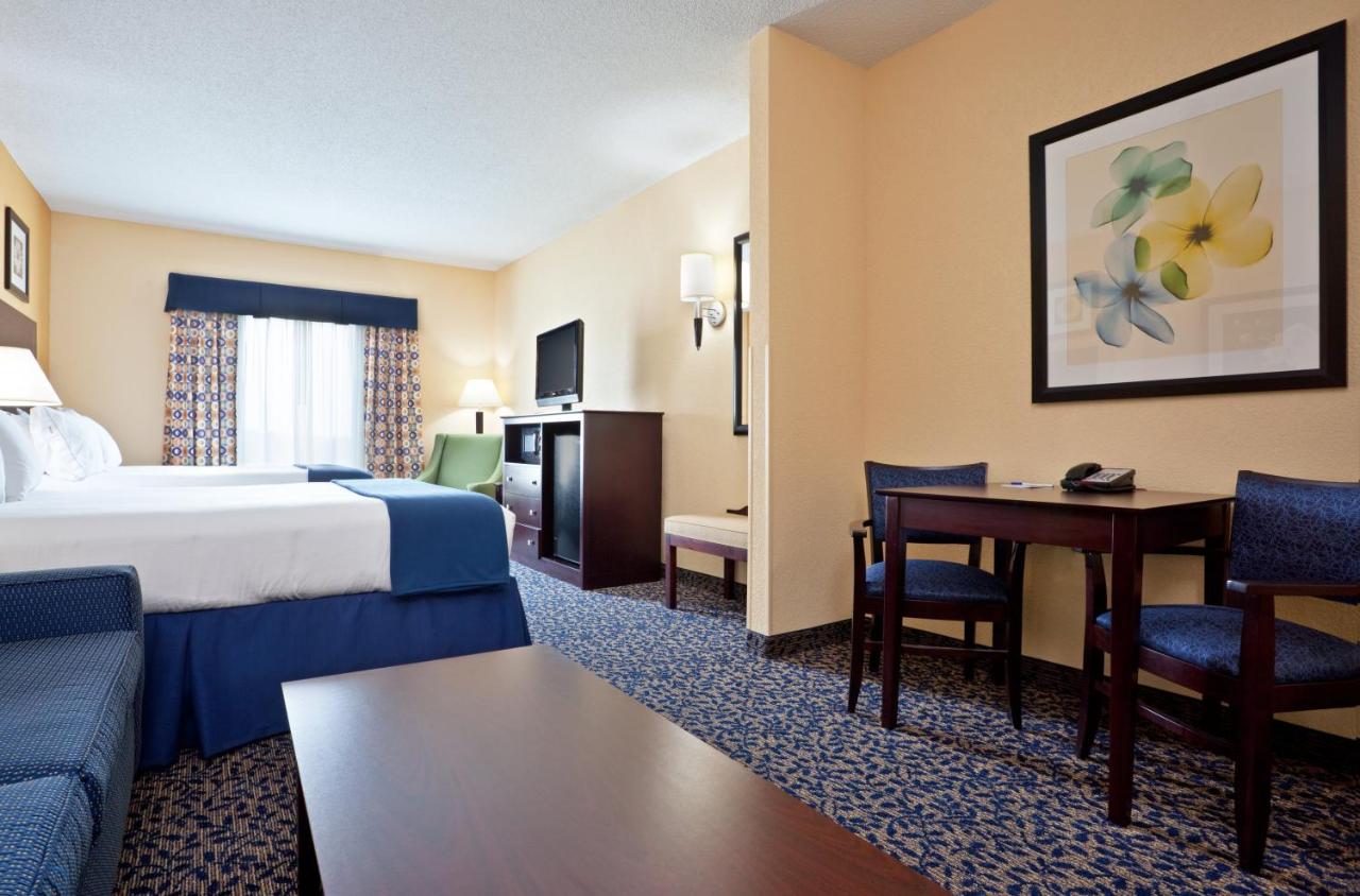 Executive Queen Suite with Two Queen Beds - Non-Smoking at Holiday Inn Express & Suites Akron Regional Airport Area by IHG