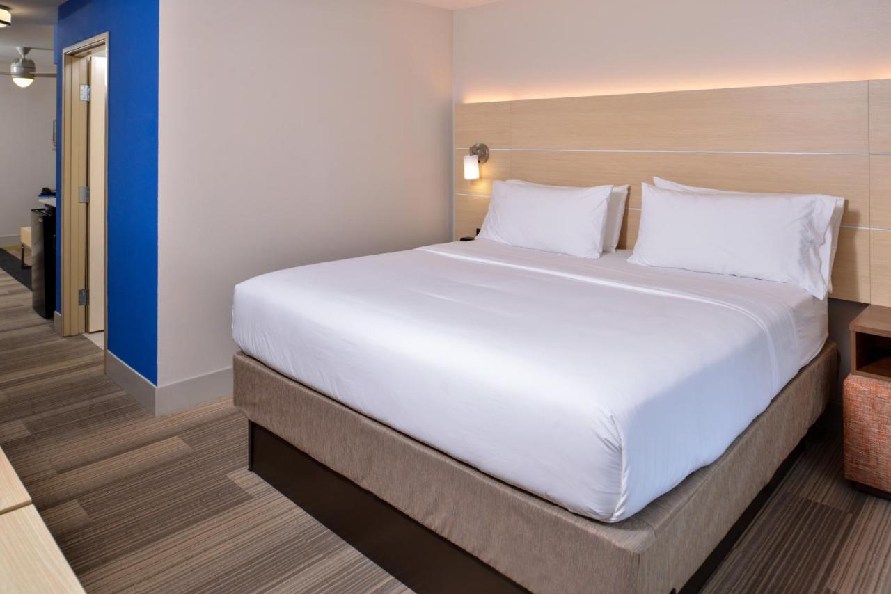| Holiday Inn Express Hotel & Suites Cincinnati - Mason, an IHG Hotel