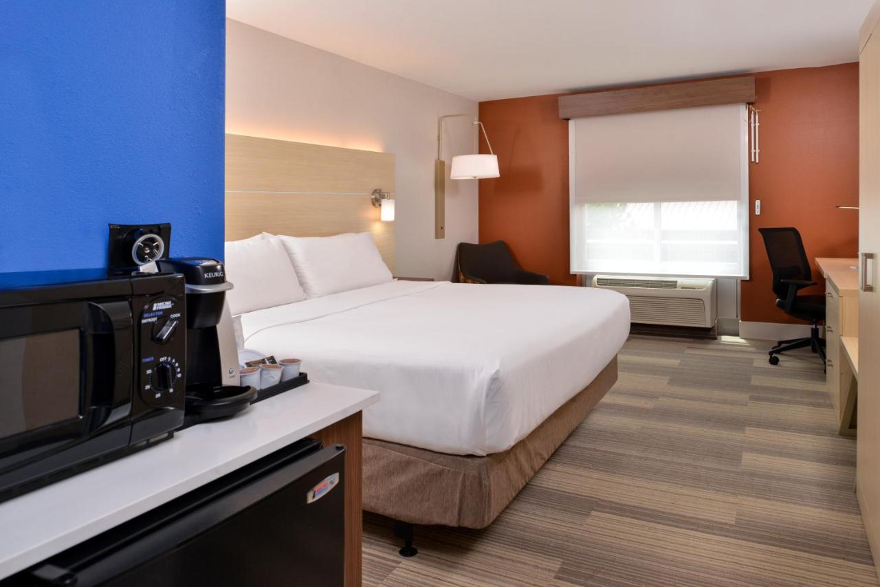 | Holiday Inn Express Hotel & Suites Cincinnati - Mason, an IHG Hotel