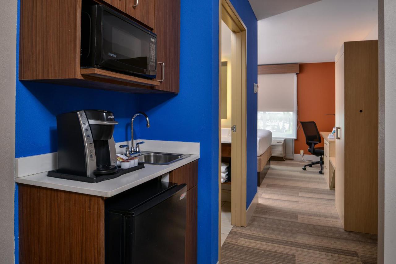 | Holiday Inn Express Hotel & Suites Cincinnati - Mason, an IHG Hotel
