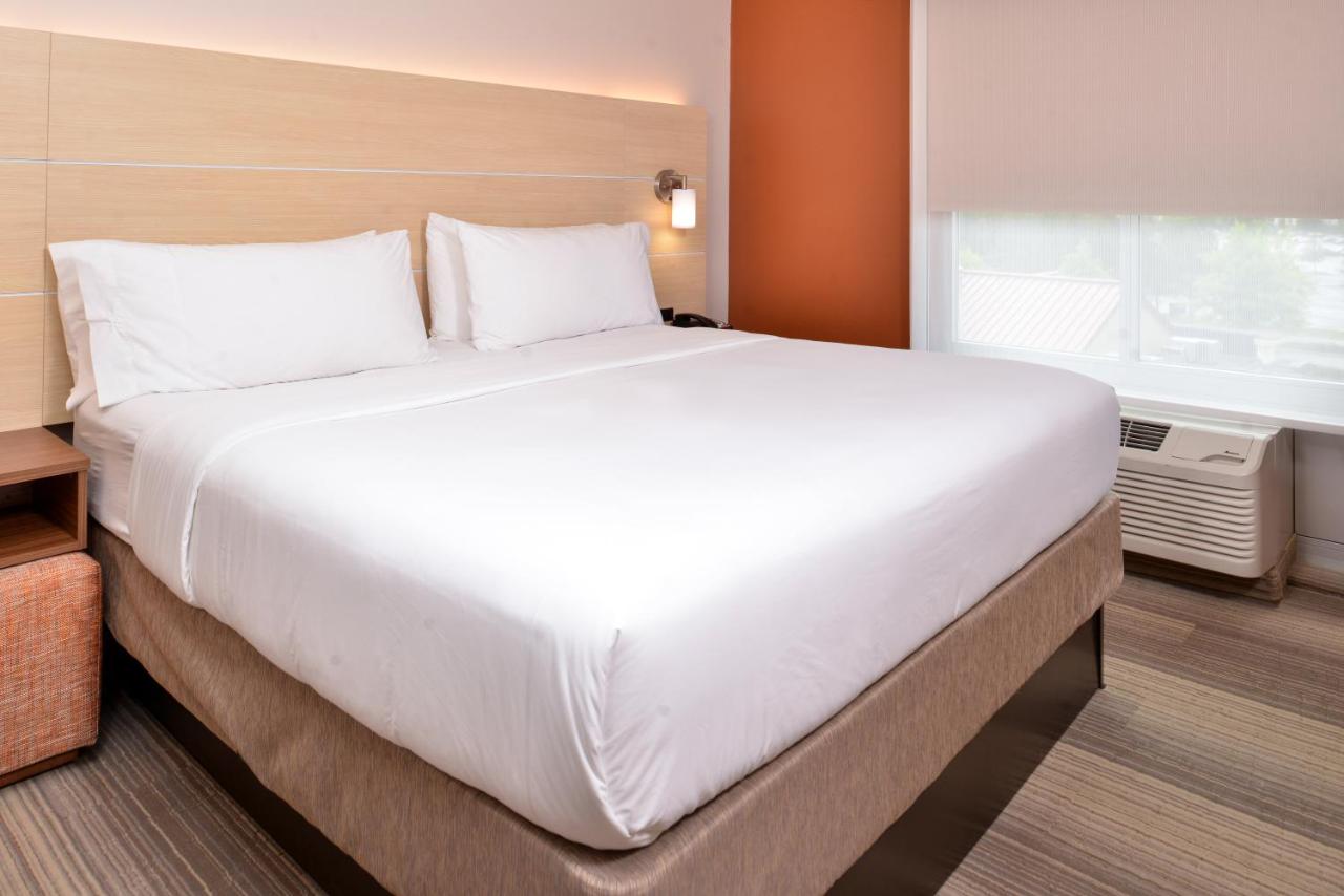 | Holiday Inn Express Hotel & Suites Cincinnati - Mason, an IHG Hotel