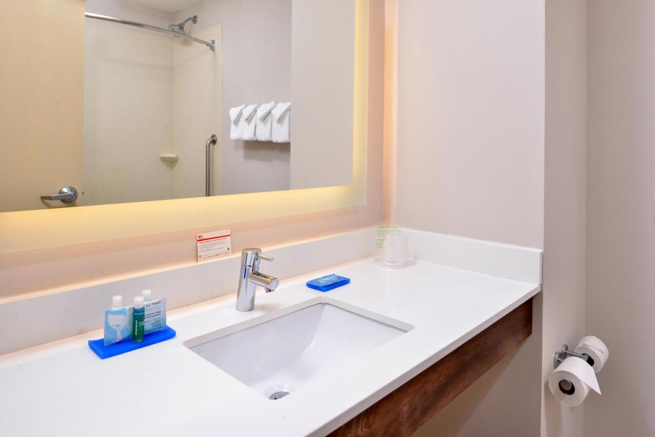 | Holiday Inn Express Hotel & Suites Cincinnati - Mason, an IHG Hotel