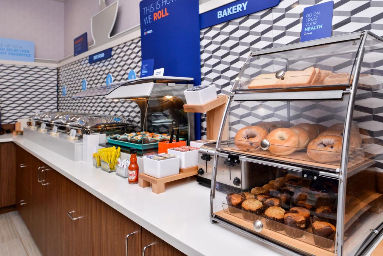 | Holiday Inn Express Hotel & Suites Cincinnati - Mason, an IHG Hotel