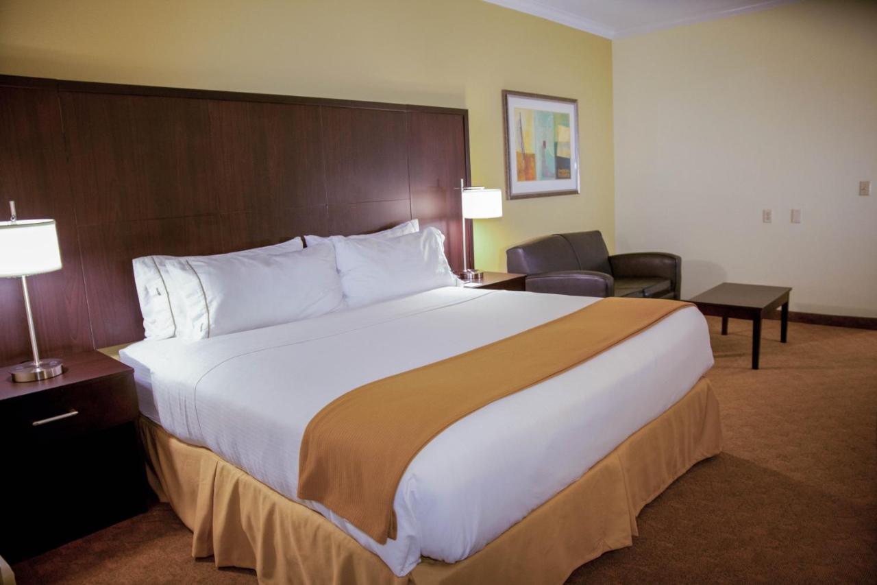  | Holiday Inn Express & Suites Houston North Intercontinental, an IHG Hotel