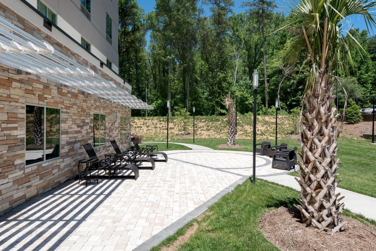 | Holiday Inn Express & Suites Charlotte Airport, an IHG Hotel