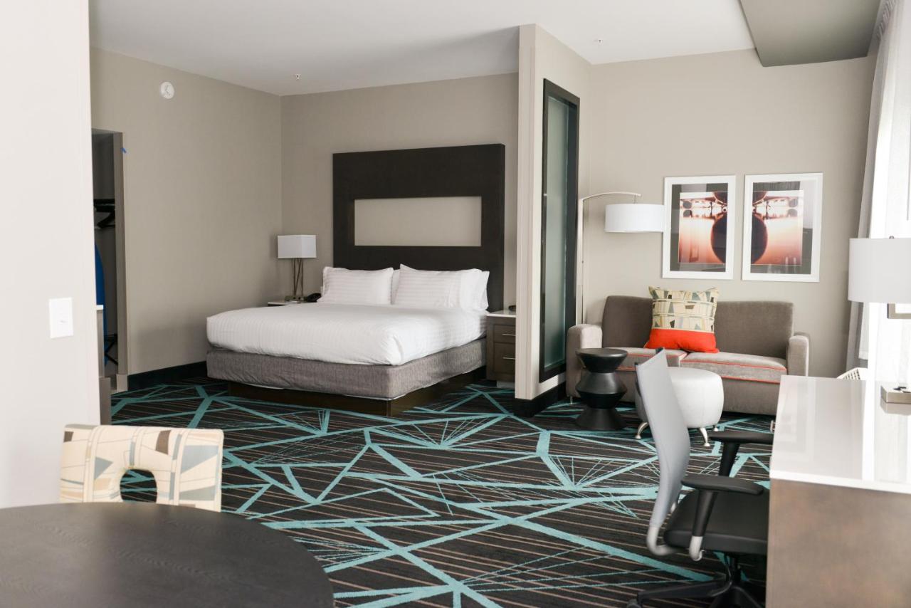 | Holiday Inn Express & Suites Charlotte Airport, an IHG Hotel