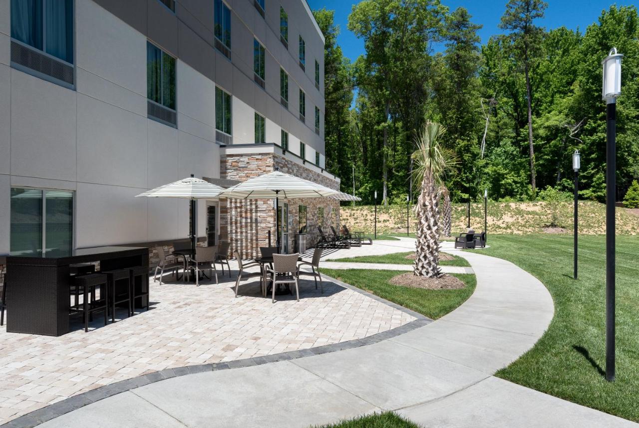| Holiday Inn Express & Suites Charlotte Airport, an IHG Hotel