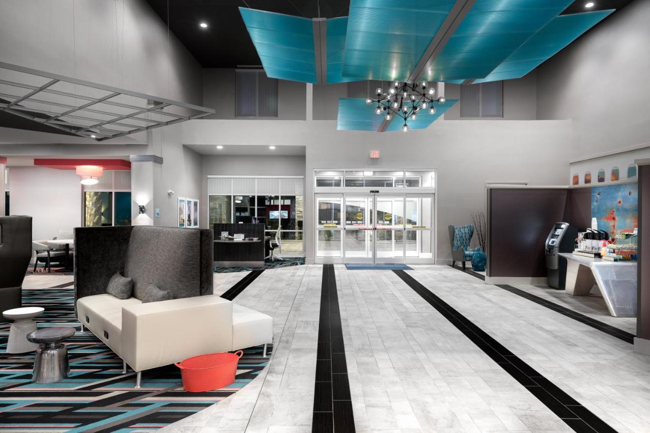 | Holiday Inn Express & Suites Charlotte Airport, an IHG Hotel